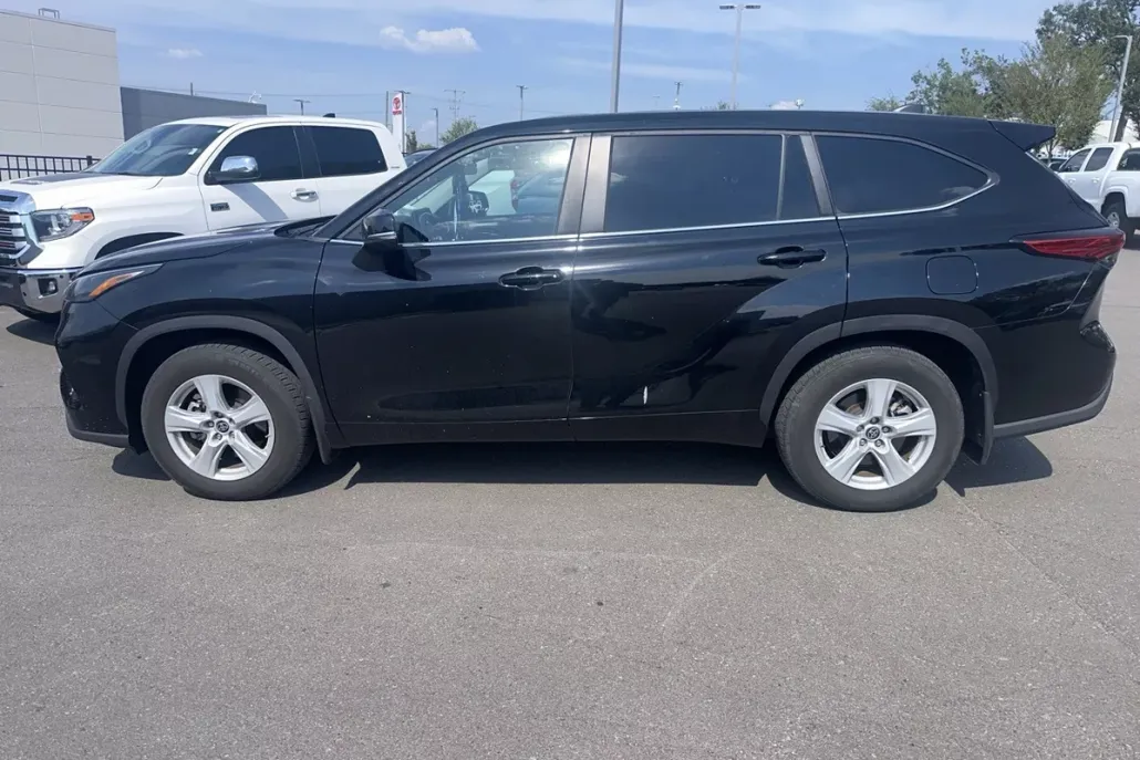 2023 Toyota Highlander L photo 1