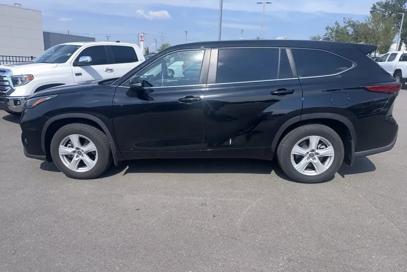 2023 Toyota Highlander L photo 1