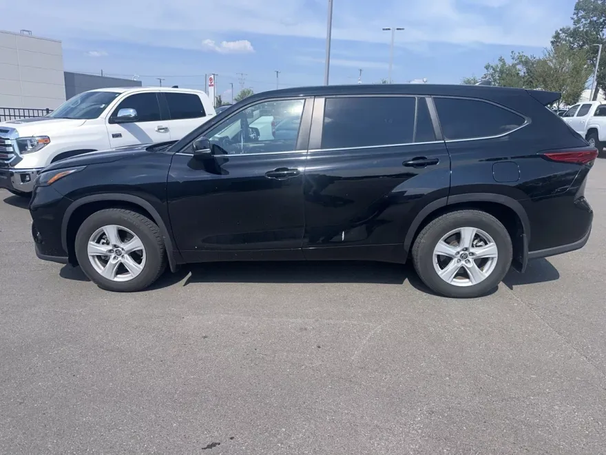 2023 Toyota Highlander L photo 1
