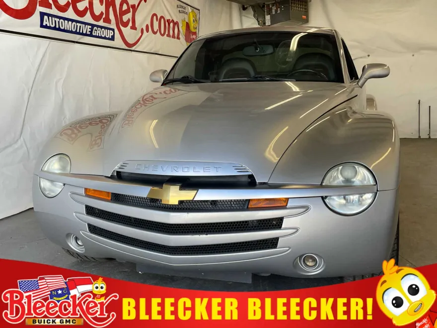 2004 Chevrolet SSR Base photo 1
