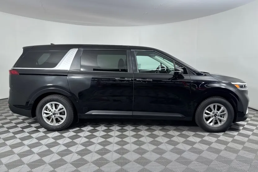 2024 Kia Carnival LX photo 1