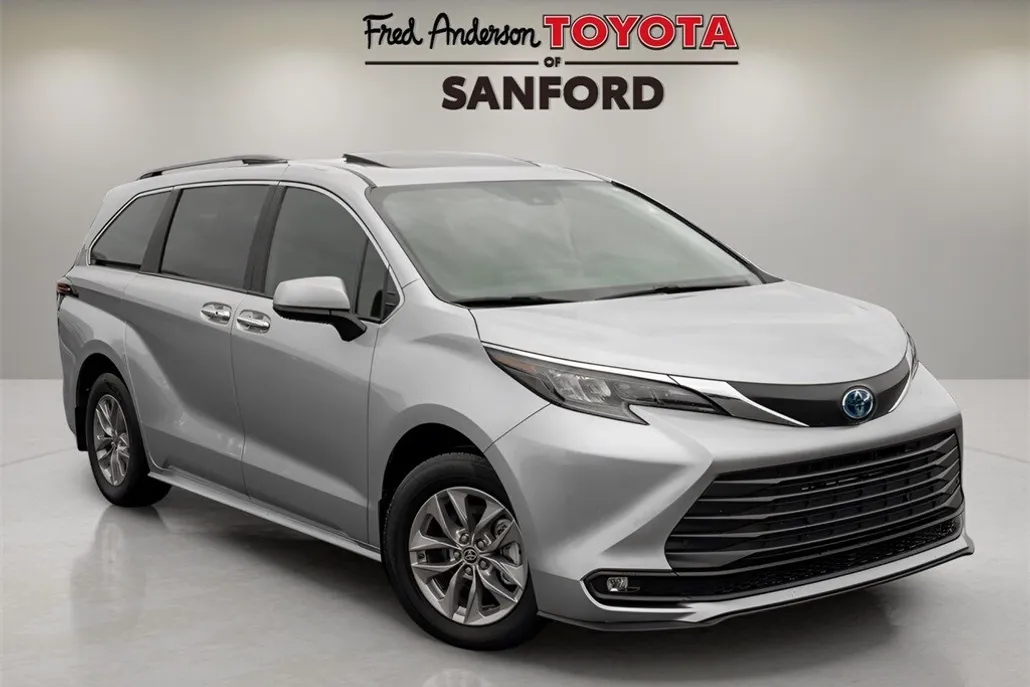 2025 Toyota Sienna XLE photo 1