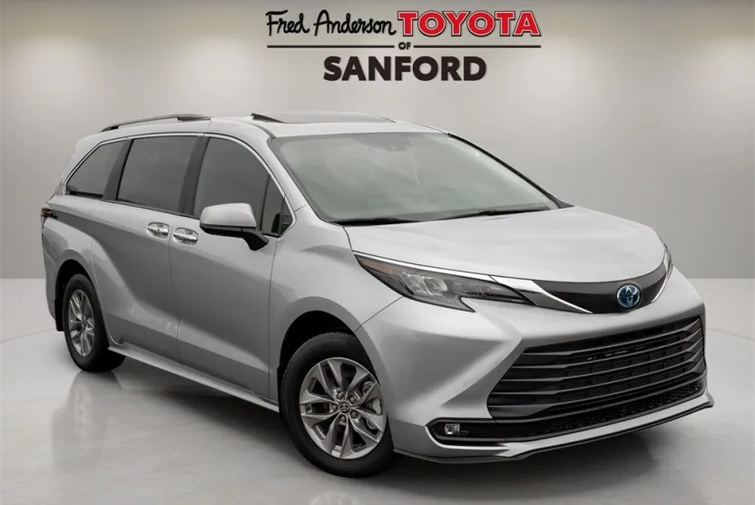 2025 Toyota Sienna XLE photo 1