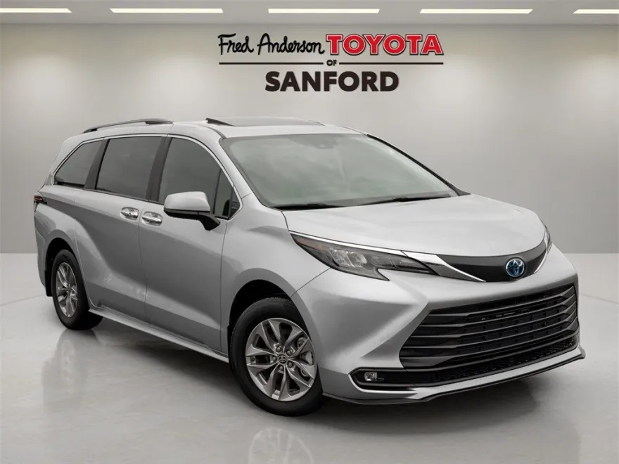 2025 Toyota Sienna XLE photo 1