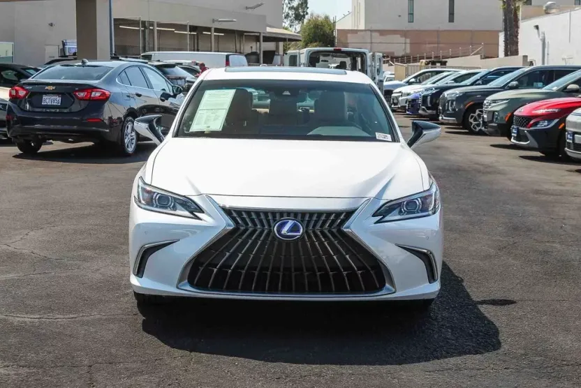 2022 Lexus ES 300h photo 1