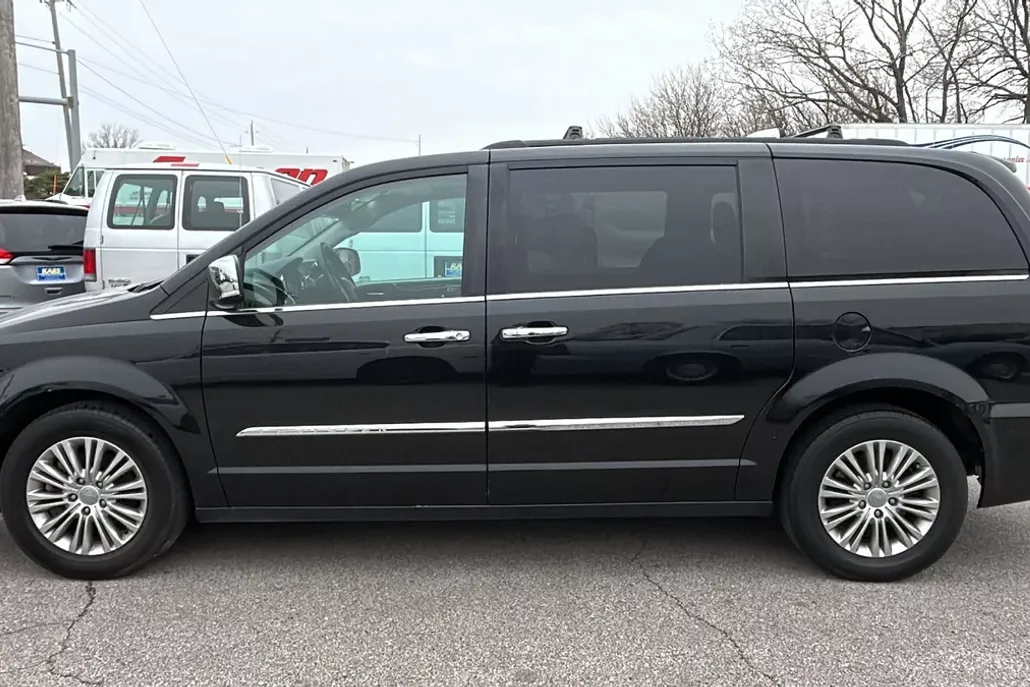 2010 Chrysler Town & Country Touring photo 1