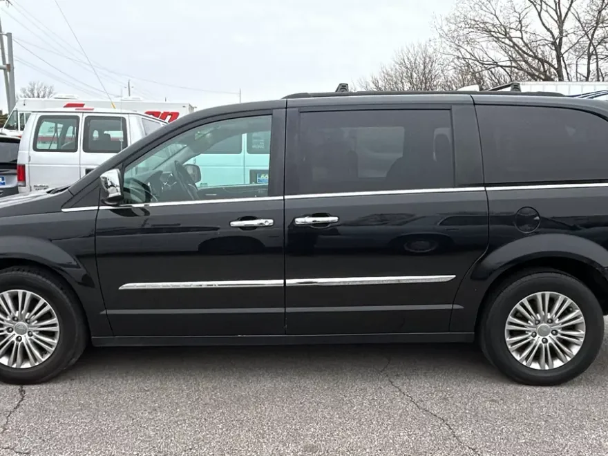 2010 Chrysler Town & Country Touring photo 1