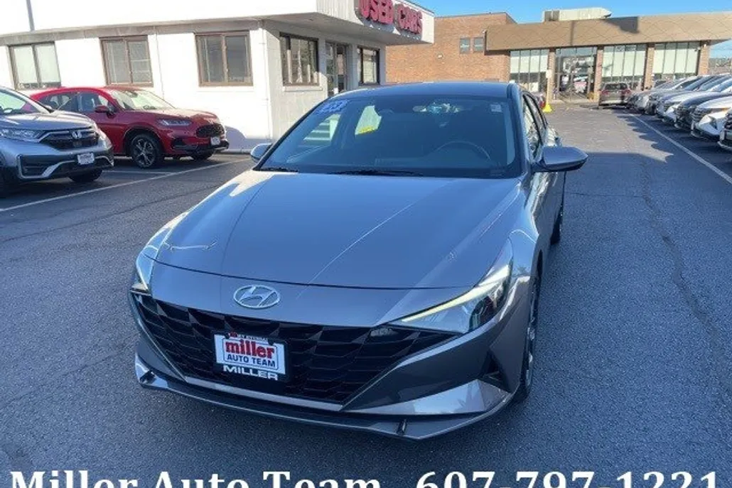2023 Hyundai Elantra SEL photo 1