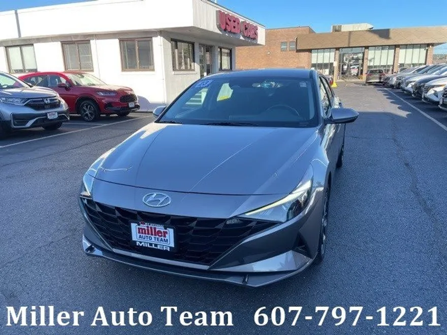 2023 Hyundai Elantra SEL photo 1