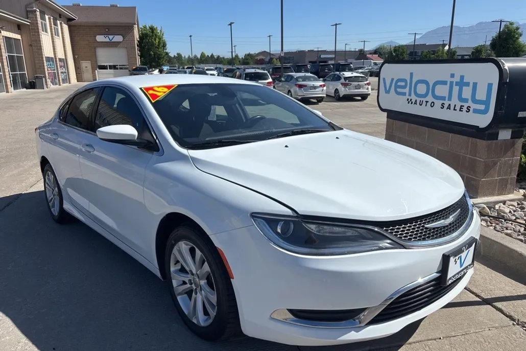 2016 Chrysler 200 Limited photo 1