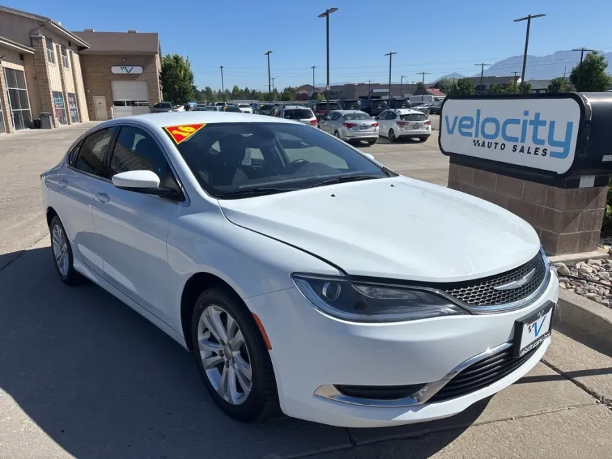 2016 Chrysler 200 Limited photo 1