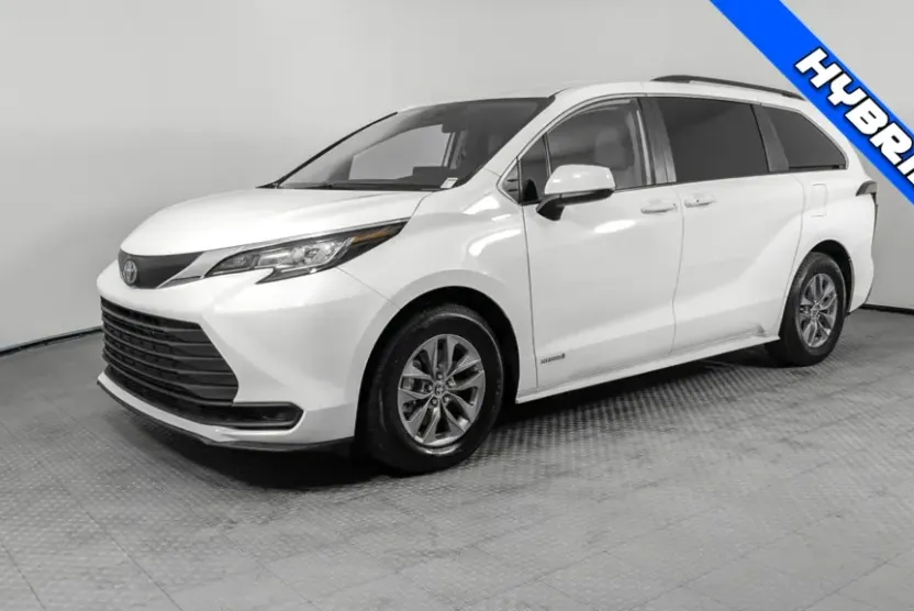2021 Toyota Sienna LE photo 1