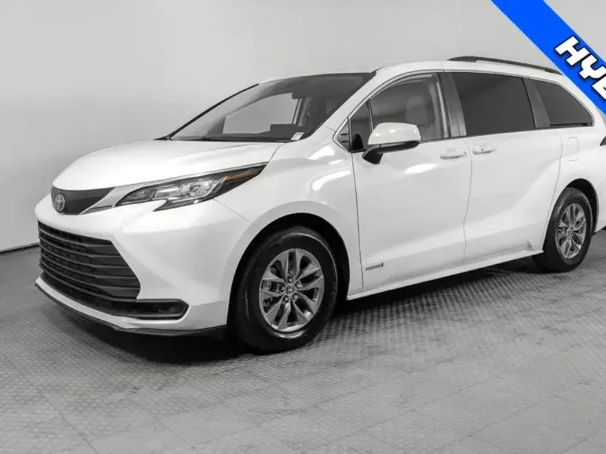 2021 Toyota Sienna LE photo 1