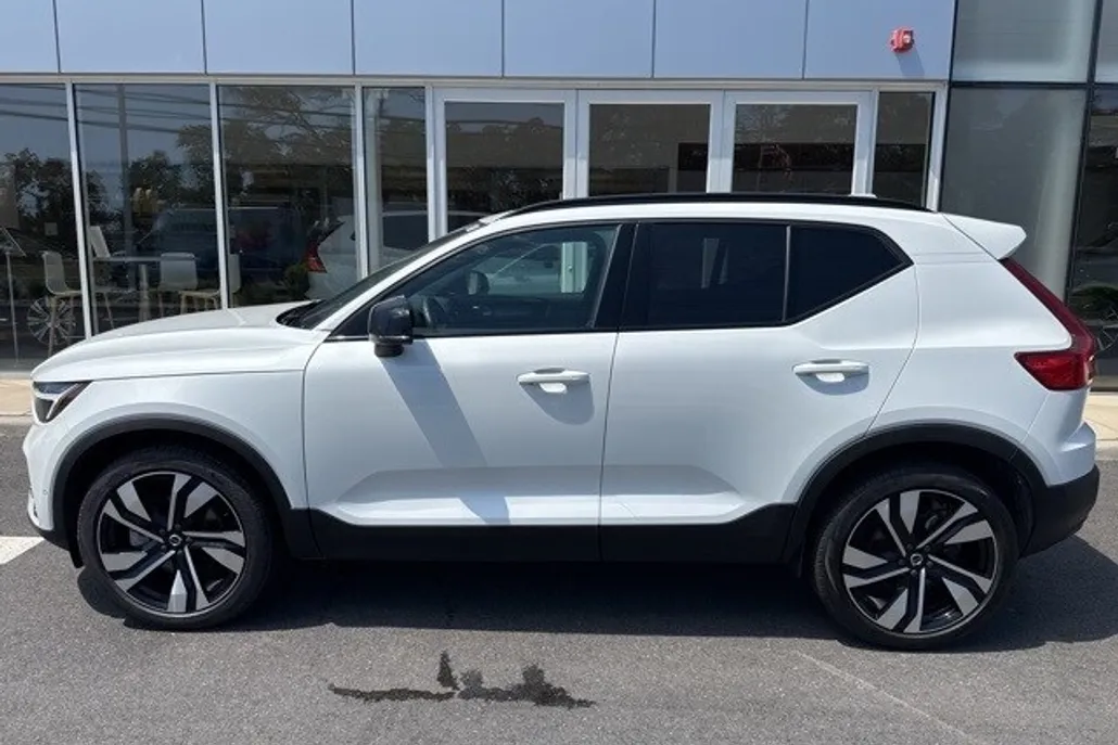 2025 Volvo XC40 Plus photo 1