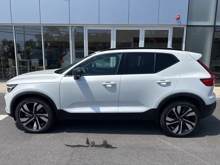 2025 Volvo XC40 Plus photo 1