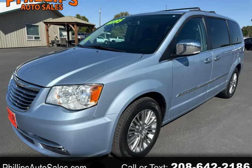 2016 Chrysler Town & Country photo 1