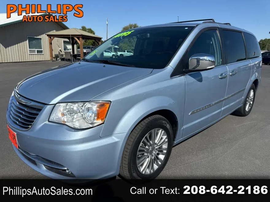 2016 Chrysler Town & Country photo 1