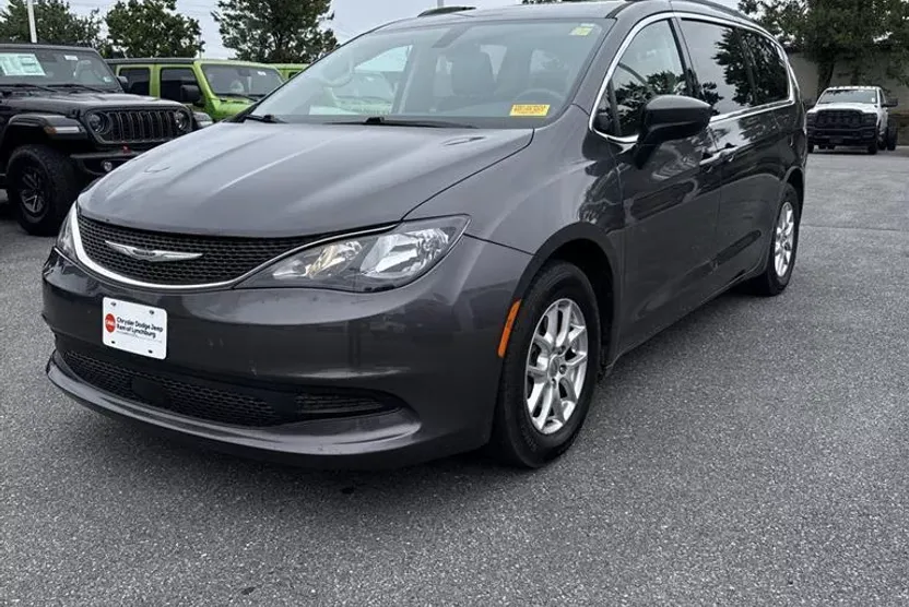 2021 Chrysler Voyager LXi photo 1