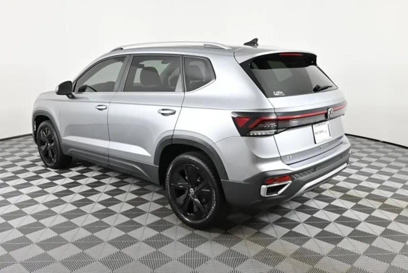 2025 Volkswagen Taos SE photo 1