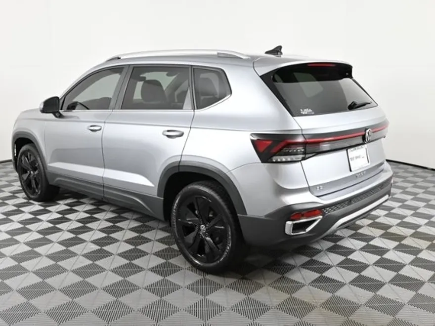2025 Volkswagen Taos SE photo 1