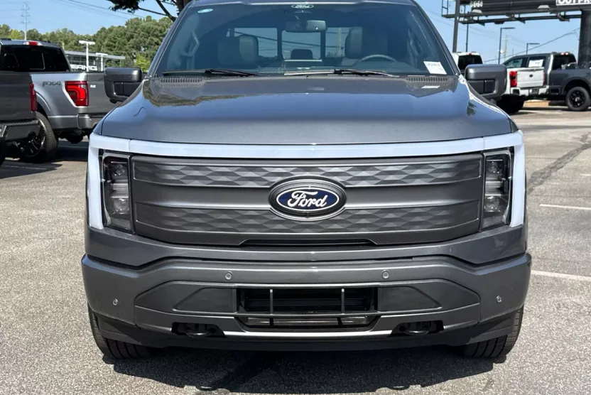 2025 Ford F-150 Lightning Lariat photo 1