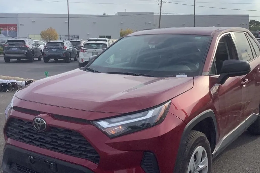 2023 Toyota RAV4 LE photo 1