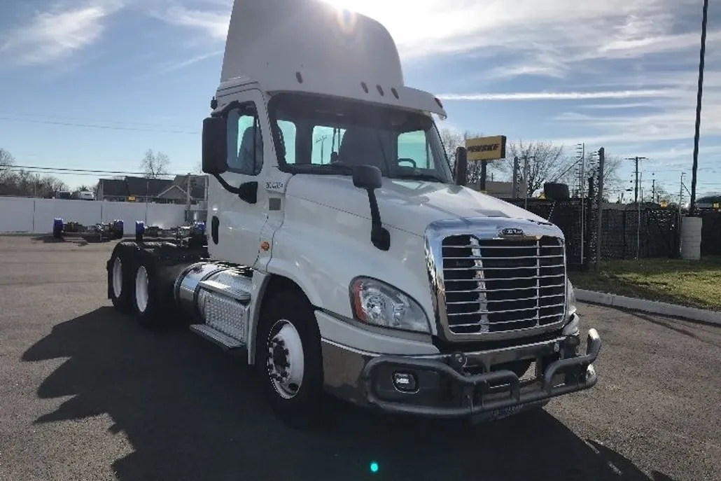 2018 Freightliner Cascadia 125" Sleeper Cab photo 1