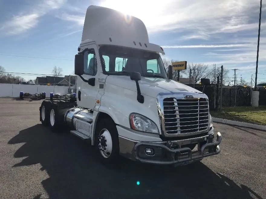 2018 Freightliner Cascadia 125" Sleeper Cab photo 1