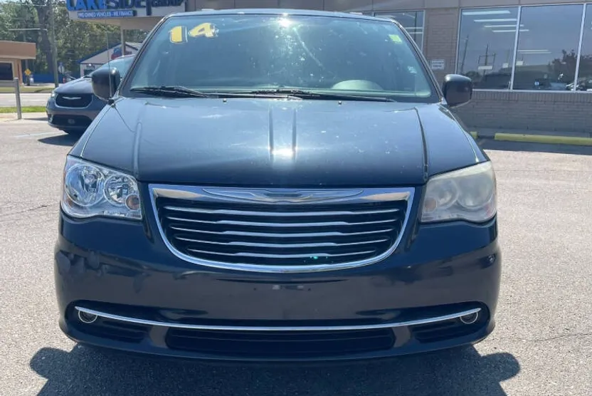 2014 Chrysler Town & Country Touring photo 1