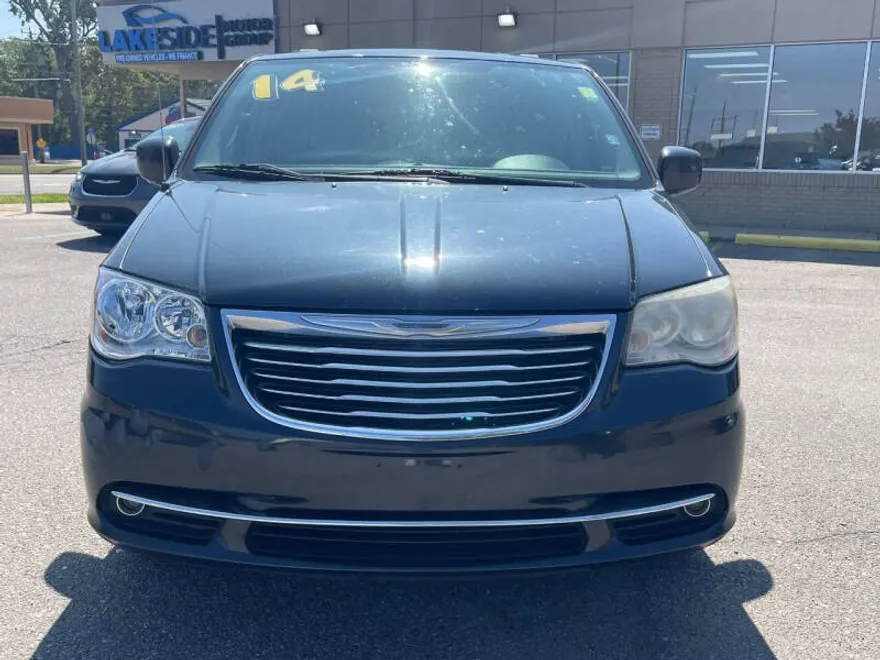 2014 Chrysler Town & Country Touring photo 1