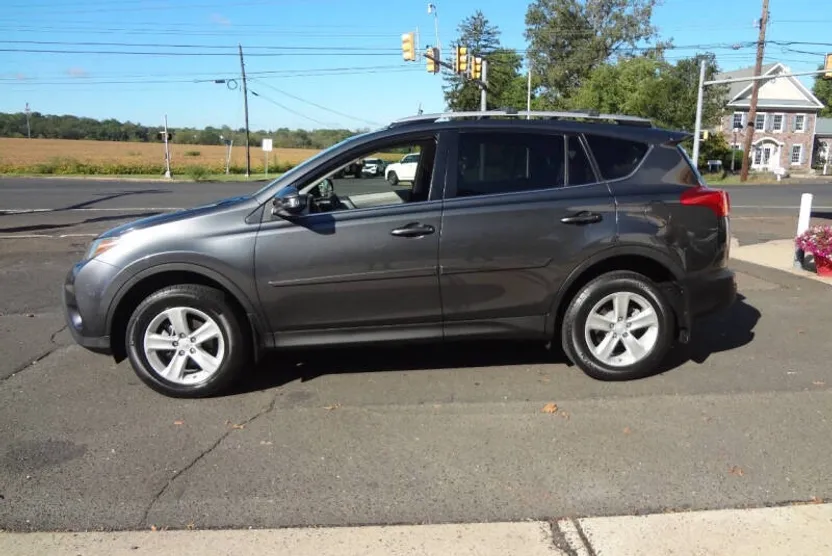 2013 Toyota RAV4 XLE photo 1