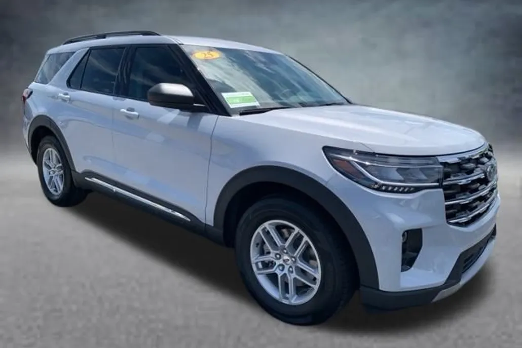 2025 Ford Explorer photo 1