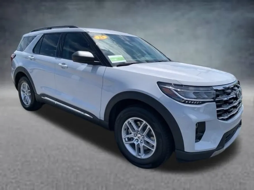 2025 Ford Explorer photo 1