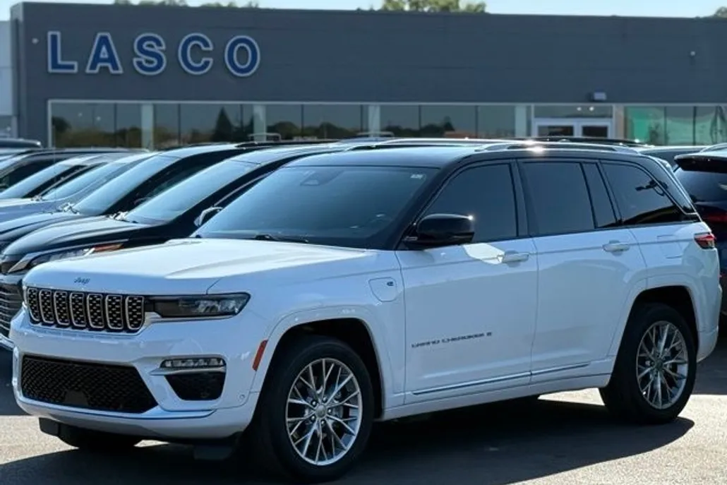 2022 Jeep Cherokee Summit 4xe photo 1