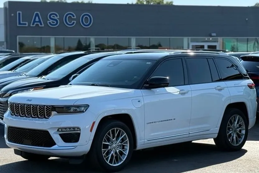 2022 Jeep Cherokee Summit 4xe photo 1