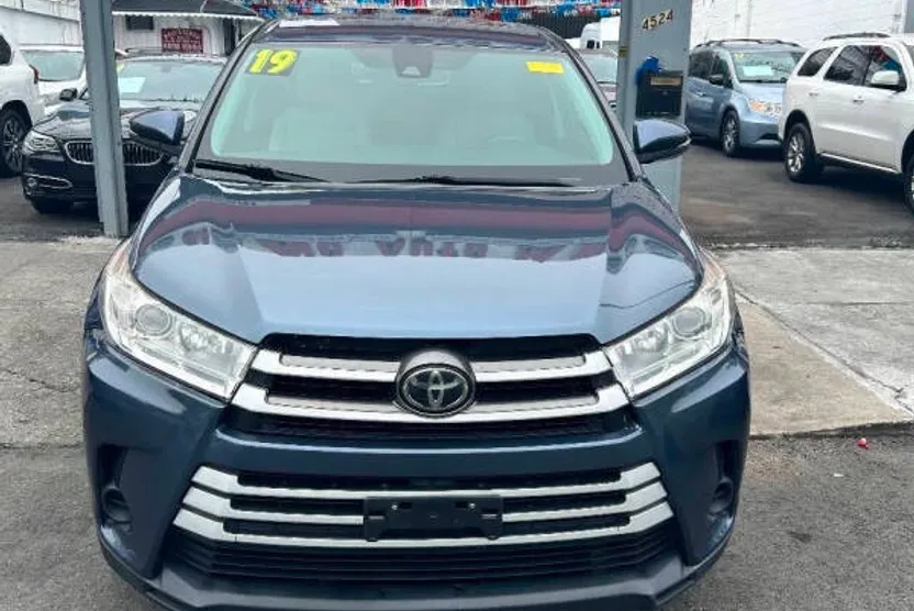 2019 Toyota Highlander LE Plus photo 1