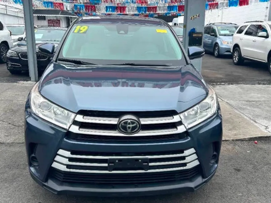2019 Toyota Highlander LE Plus photo 1