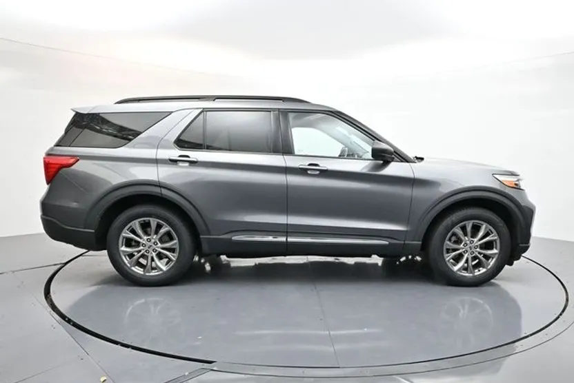 2022 Ford Explorer XLT photo 1