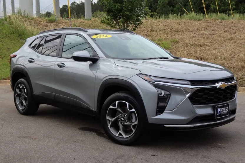 2024 Chevrolet Trax LT photo 1