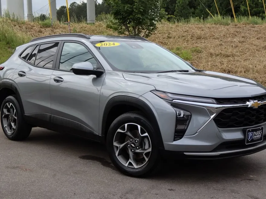 2024 Chevrolet Trax LT photo 1