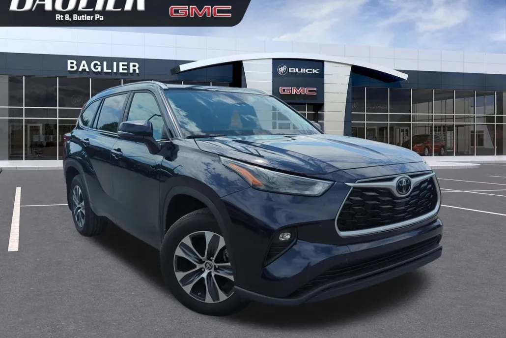 2023 Toyota RAV4 XLE photo 1