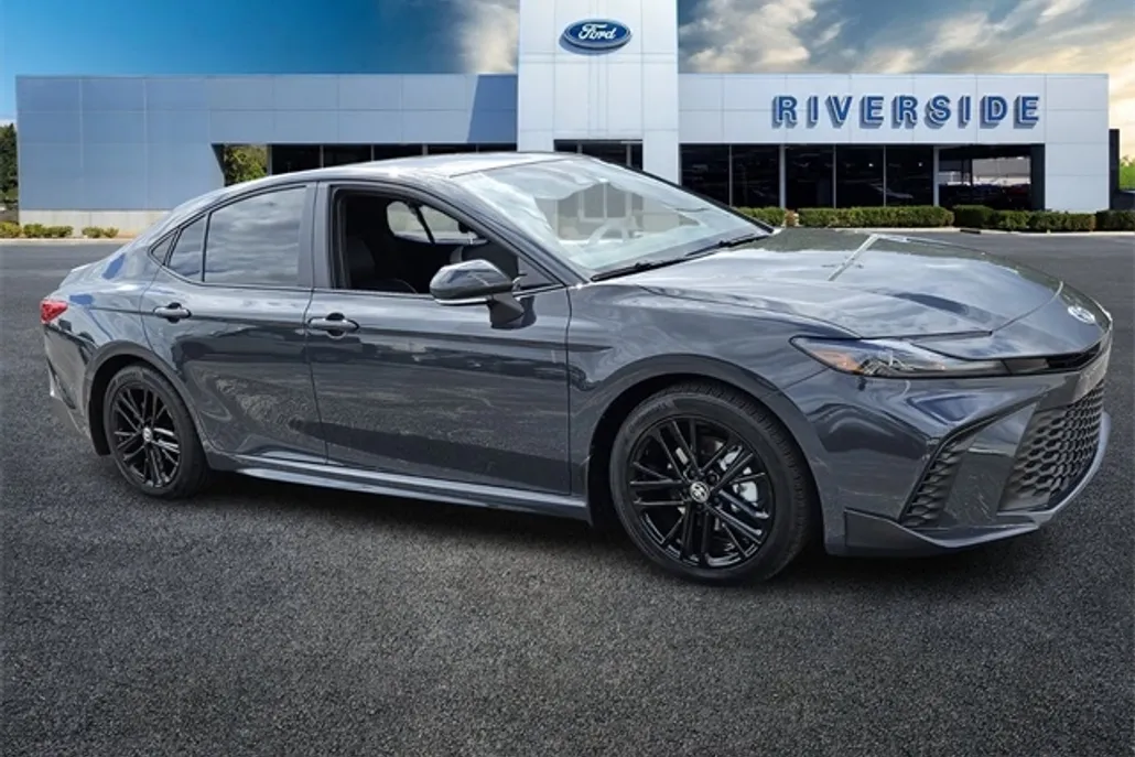 2025 Toyota Camry SE photo 1