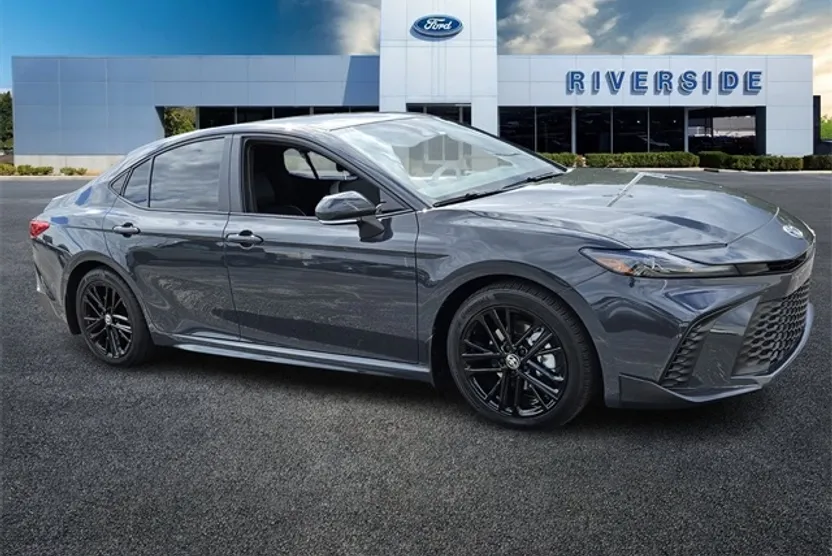 2025 Toyota Camry SE photo 1