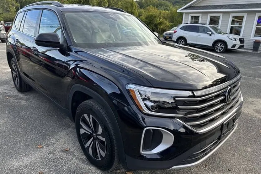 2024 Volkswagen Atlas SE photo 1