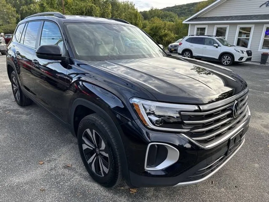 2024 Volkswagen Atlas SE photo 1
