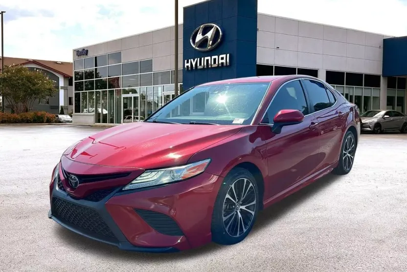 2019 Toyota Camry SE photo 1