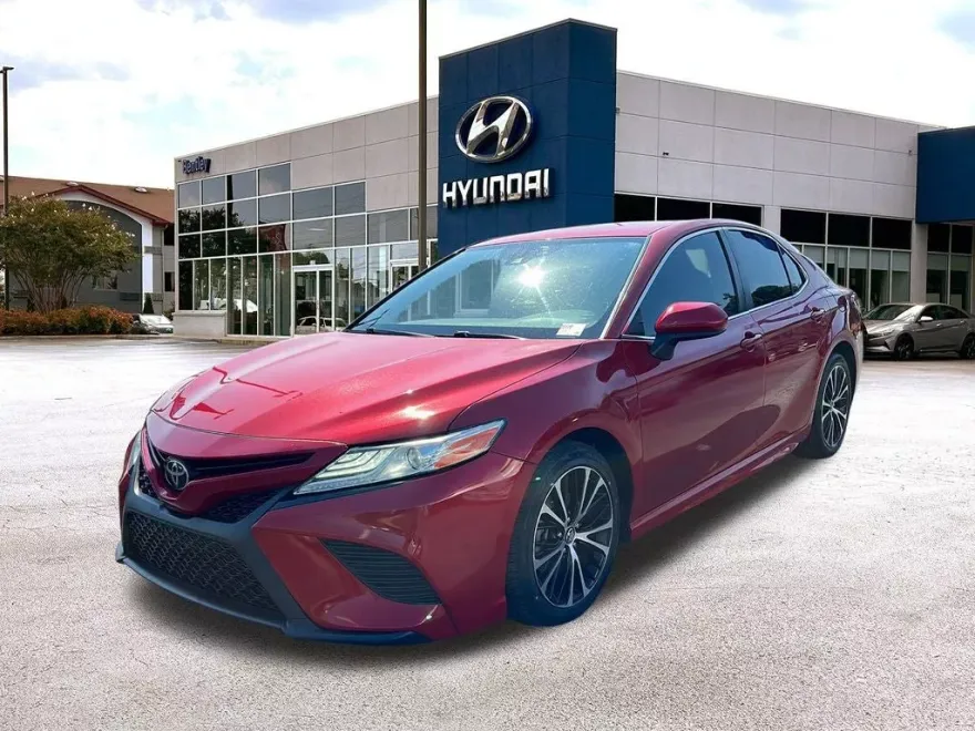 2019 Toyota Camry SE photo 1