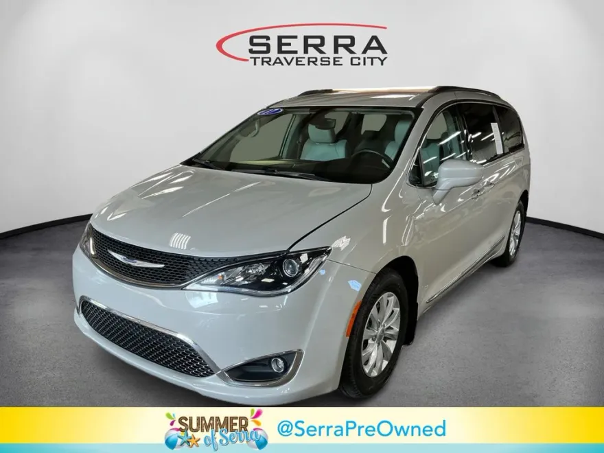 2017 Chrysler Pacifica Touring L photo 1