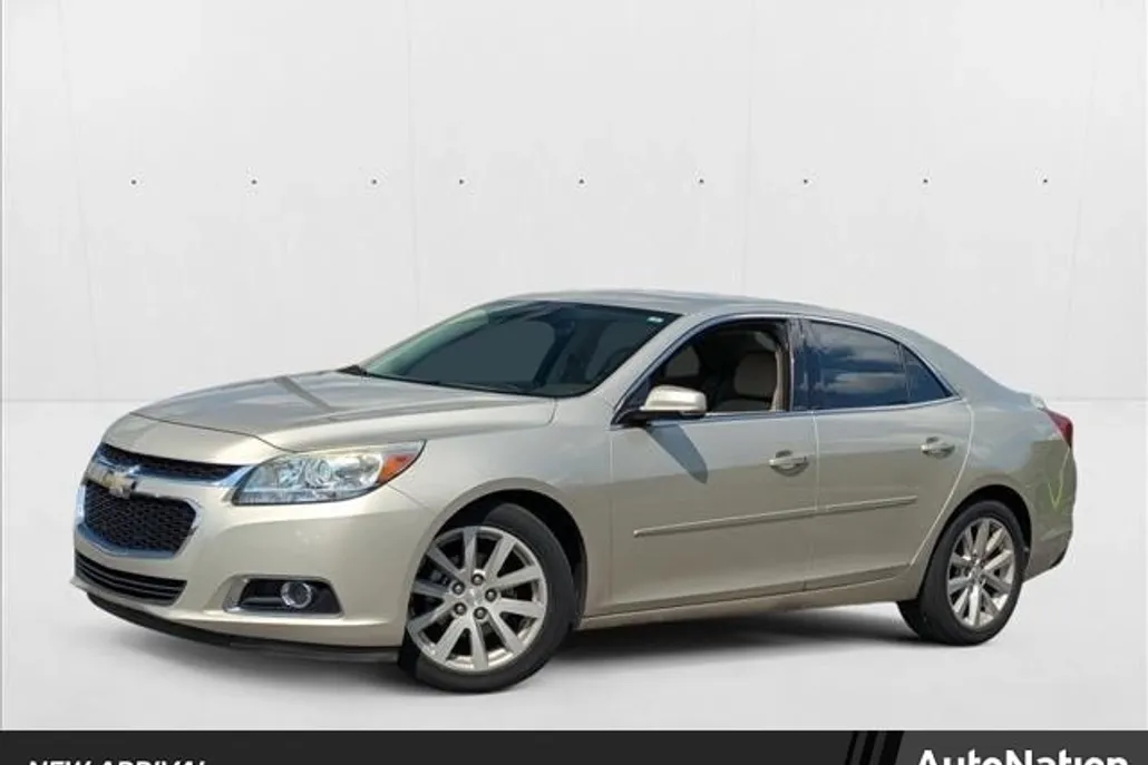 2015 Chevrolet Malibu 2LT photo 1