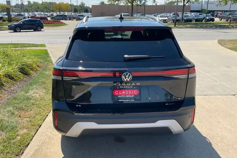 2025 Volkswagen Tiguan SE photo 1